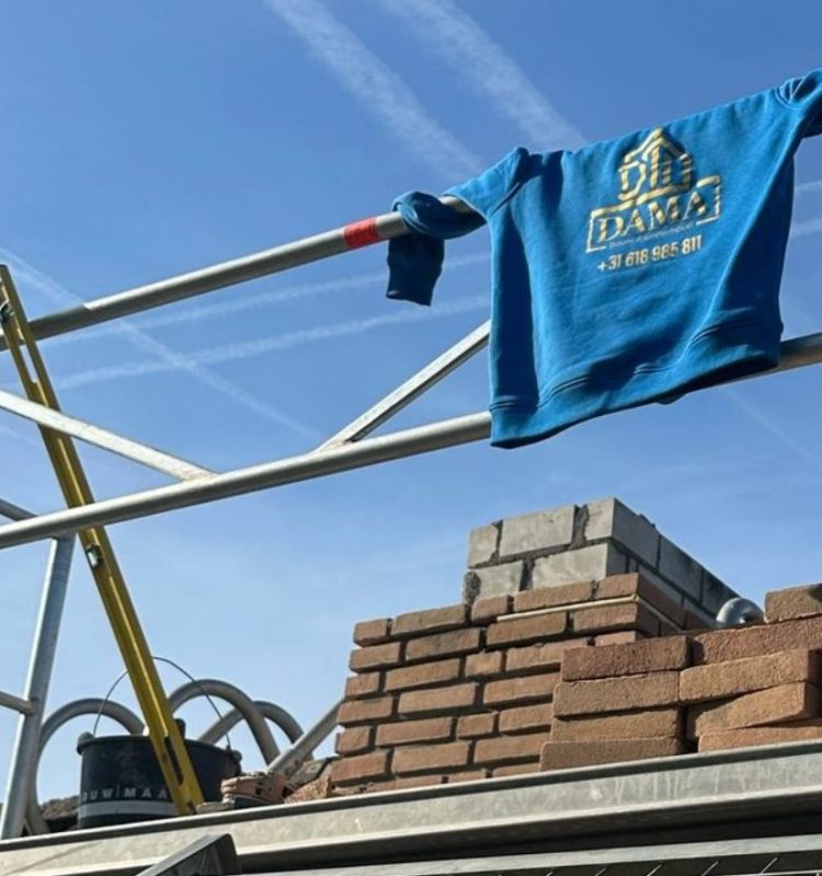 Metselaar op steiger bouwt muur op dak