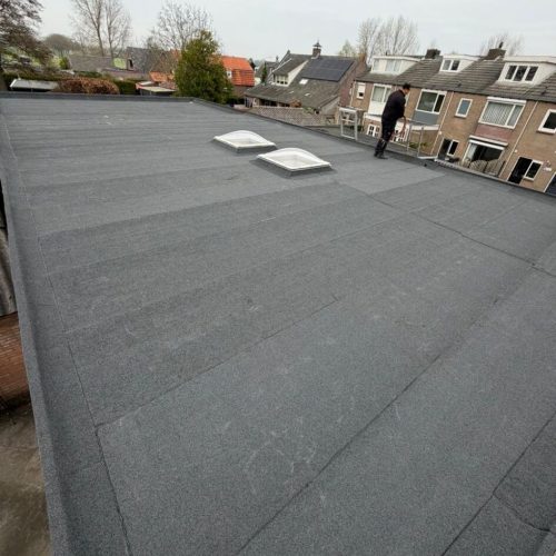 Plat dak met dakramen in woonwijk