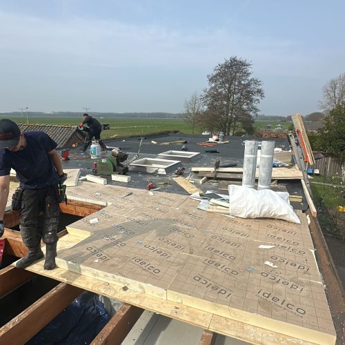 Dakdekkers isoleren nieuw dak met isolatieplaten.