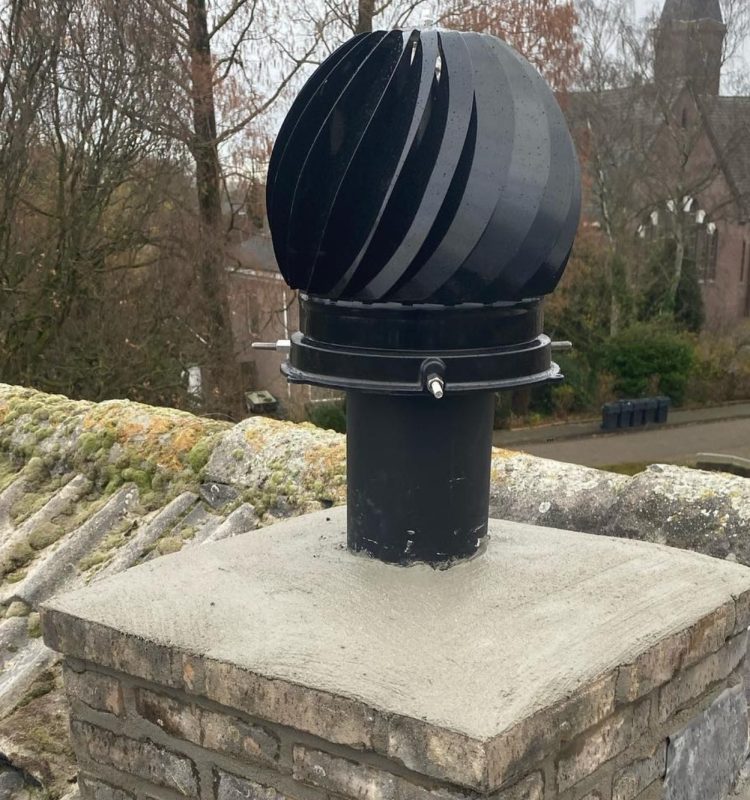 Ventilatierooster op dak van bakstenen schoorsteen.