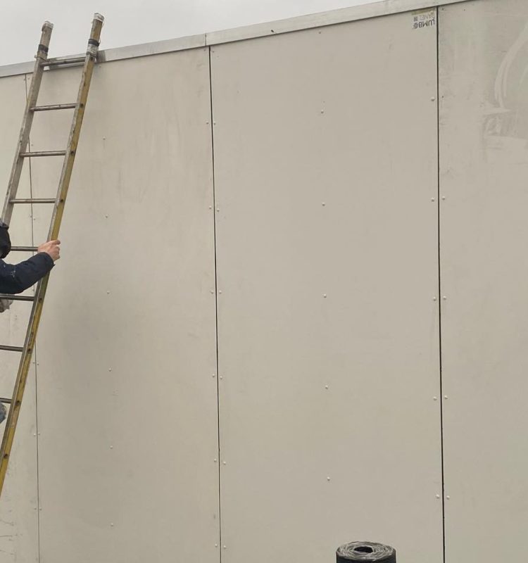 Persoon beklimt ladder tegen muur